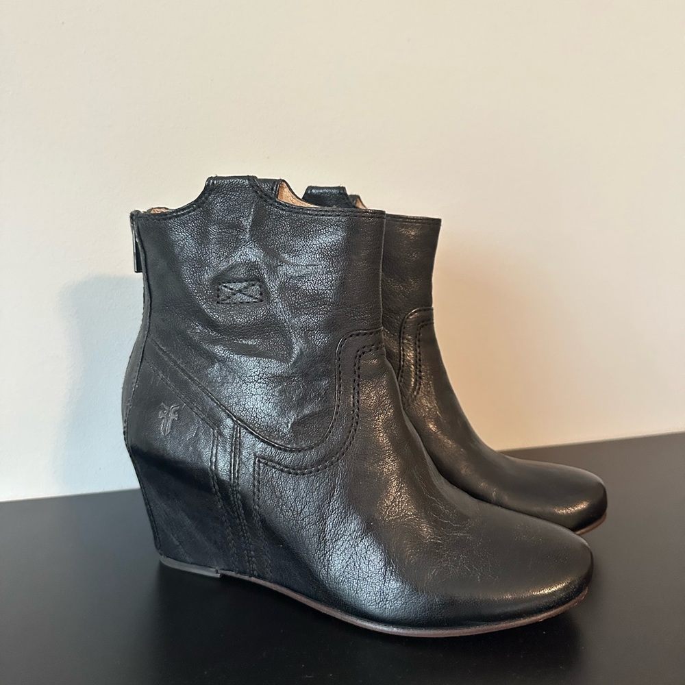 Frye Carson Black Leather Wedge Ankle Boots 7.5